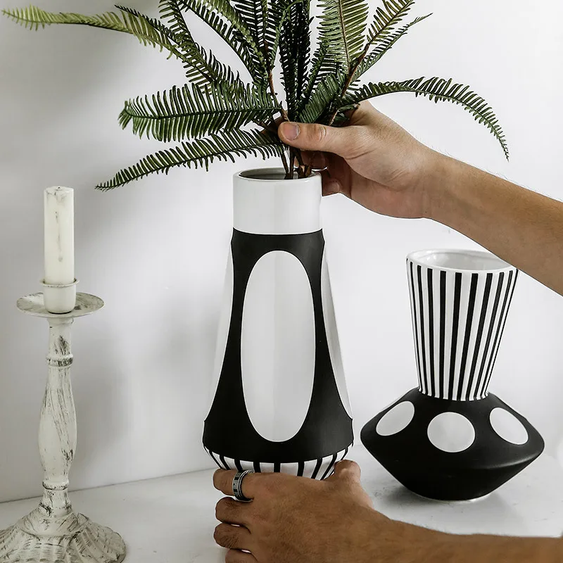 Šiaurės kūrybos juodos ir baltos keramikos vaza abstraktaus stiliaus gėlių kompozicijų gėlių retro classic home amatų ornamentu