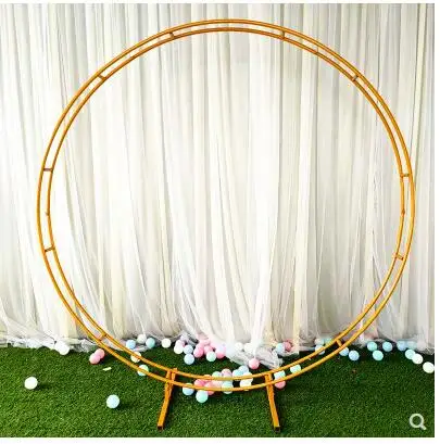 Naujas vestuvių rekvizitai geležies apskritimo fone, gėlių arka, lubos dvigubas žiedas lauko vestuvių susitarimą dvigubai stulpų ratą