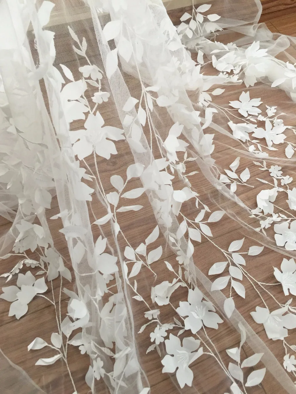 Išskirtinį Iliuzija 3D Lapų Nuotakos Suknelė Nėrinių Audinys , Gerai Padarė Ryškus Gėlių Siuvinėjimas Žiedų Audinio byYard Minkšta Balta