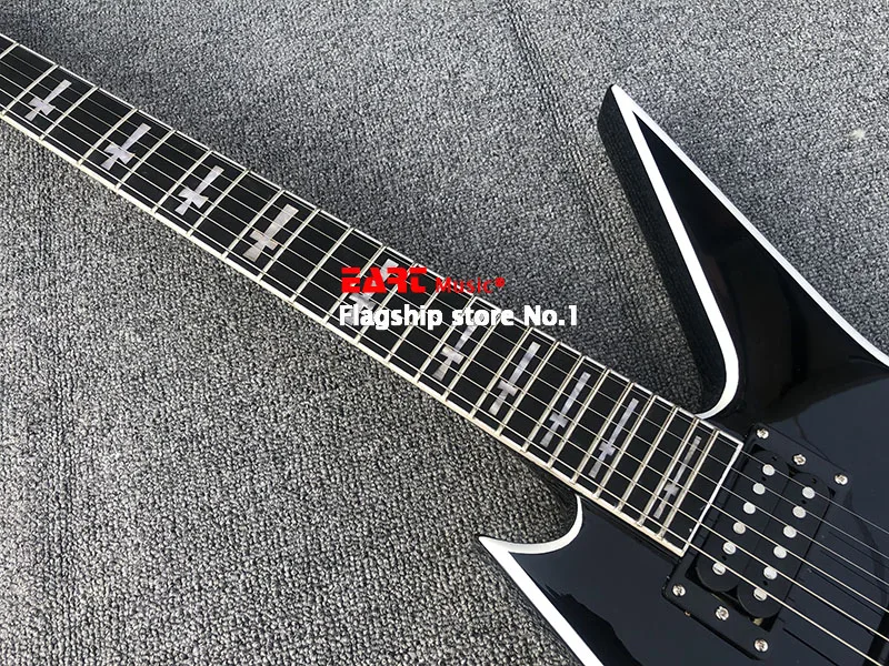 Gamykloje Angos 6 eilutę formos elektrinė gitara, juodos spalvos dažais, baltos linijos, rožė, mediena, fingerboard, pašto