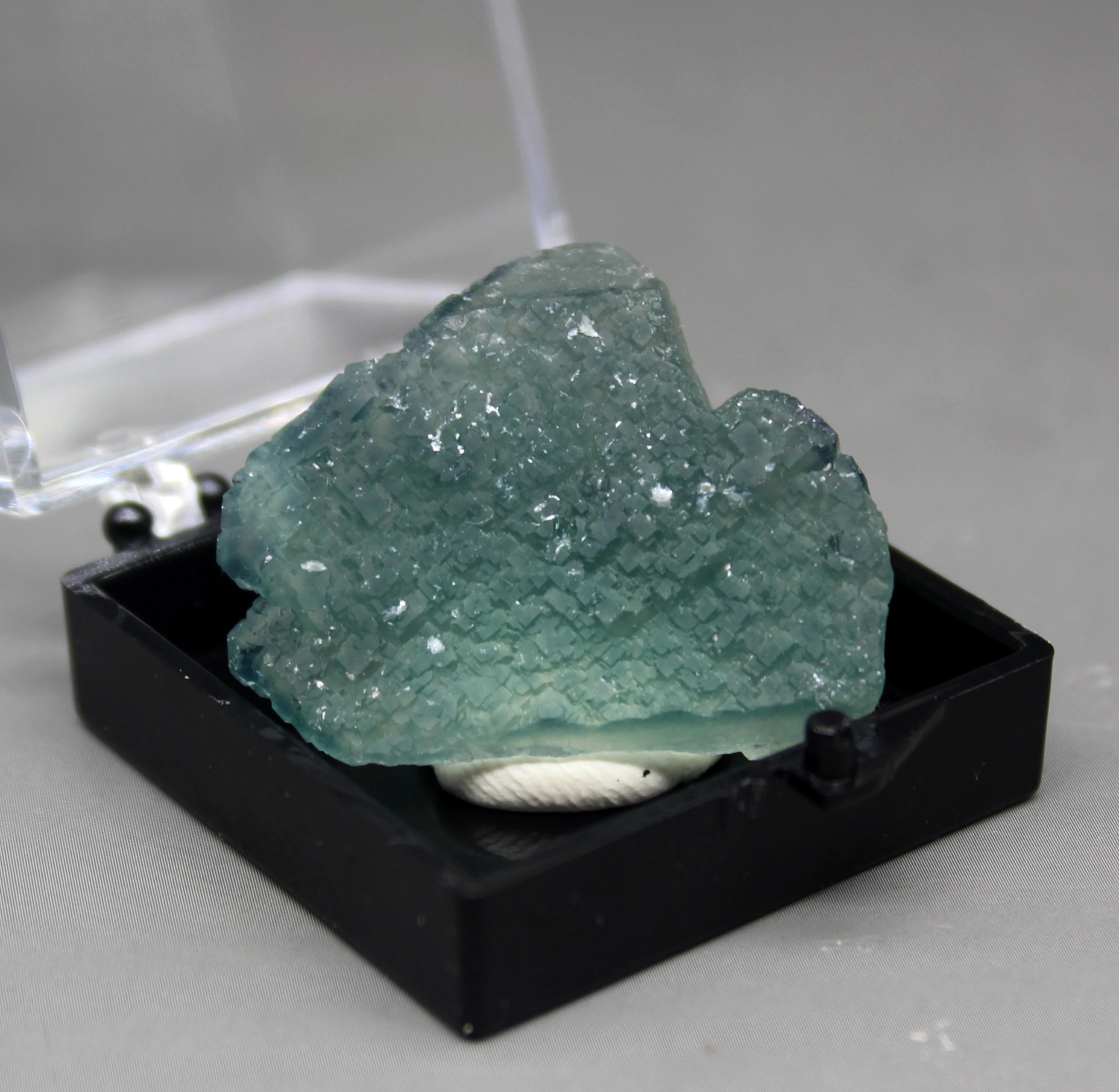 Natūralus retas QR kodą, mėlyna-žalia fluorito grupių mineralinių kristalų egzempliorių Akmenys ir kristalai dėžutės dydis 3.4 cm