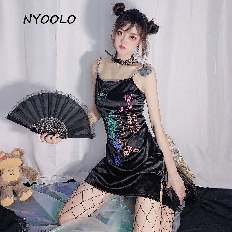 NYOOLO Japonija stiliaus Tigras Gotikos raštais spausdinti grandinės Spageti Dirželis berankovis suknelė moterims Vasaros seksualus Padalinta mini-line suknelė