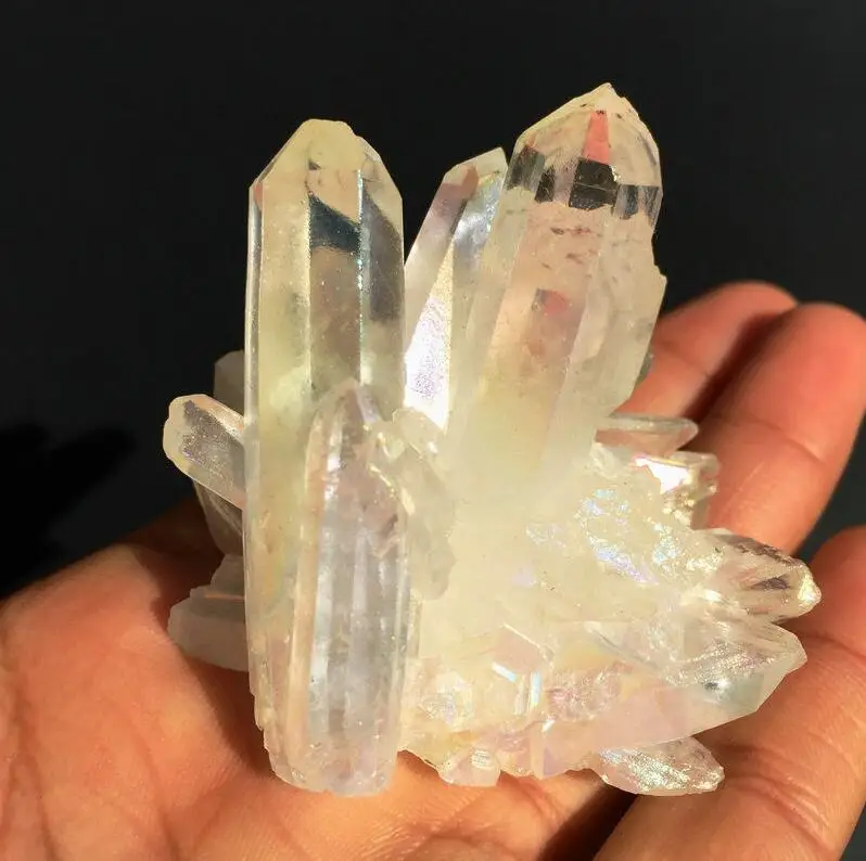 Graži balta liepsna halo kvarco kristalo klasterio pavyzdys