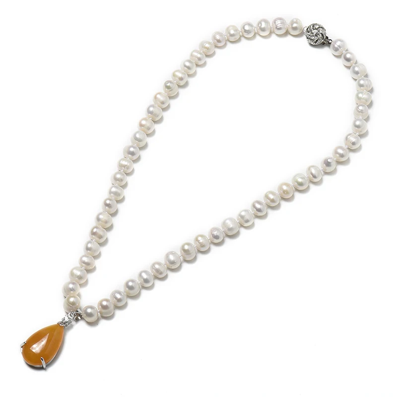 Lašo formos, oranžinės-geltonos spalvos 17*26*8 mm, pakabukas suporuotas su maža balta 8-9 mm Natūralių perlų vėrinį, susiję sidabro grandinės