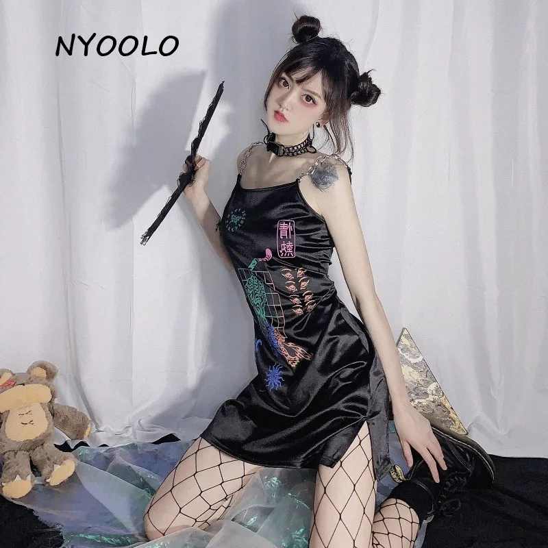 NYOOLO Japonija stiliaus Tigras Gotikos raštais spausdinti grandinės Spageti Dirželis berankovis suknelė moterims Vasaros seksualus Padalinta mini-line suknelė