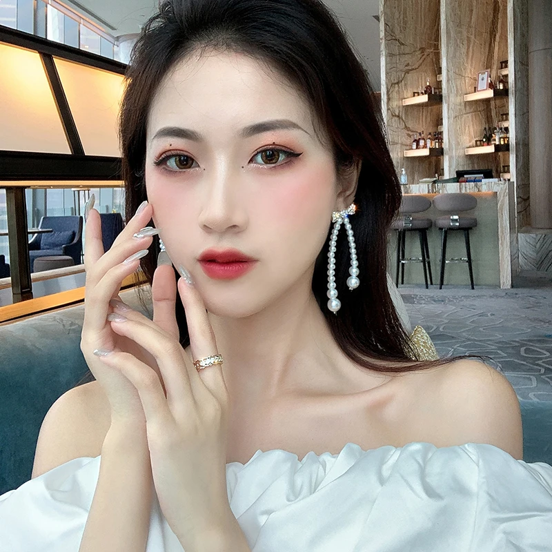 Korėjos naujo dizaino bižuterijos perdėtai ilgos, baltos, perlų austi lankas kristalų temperamento moteris auskarai
