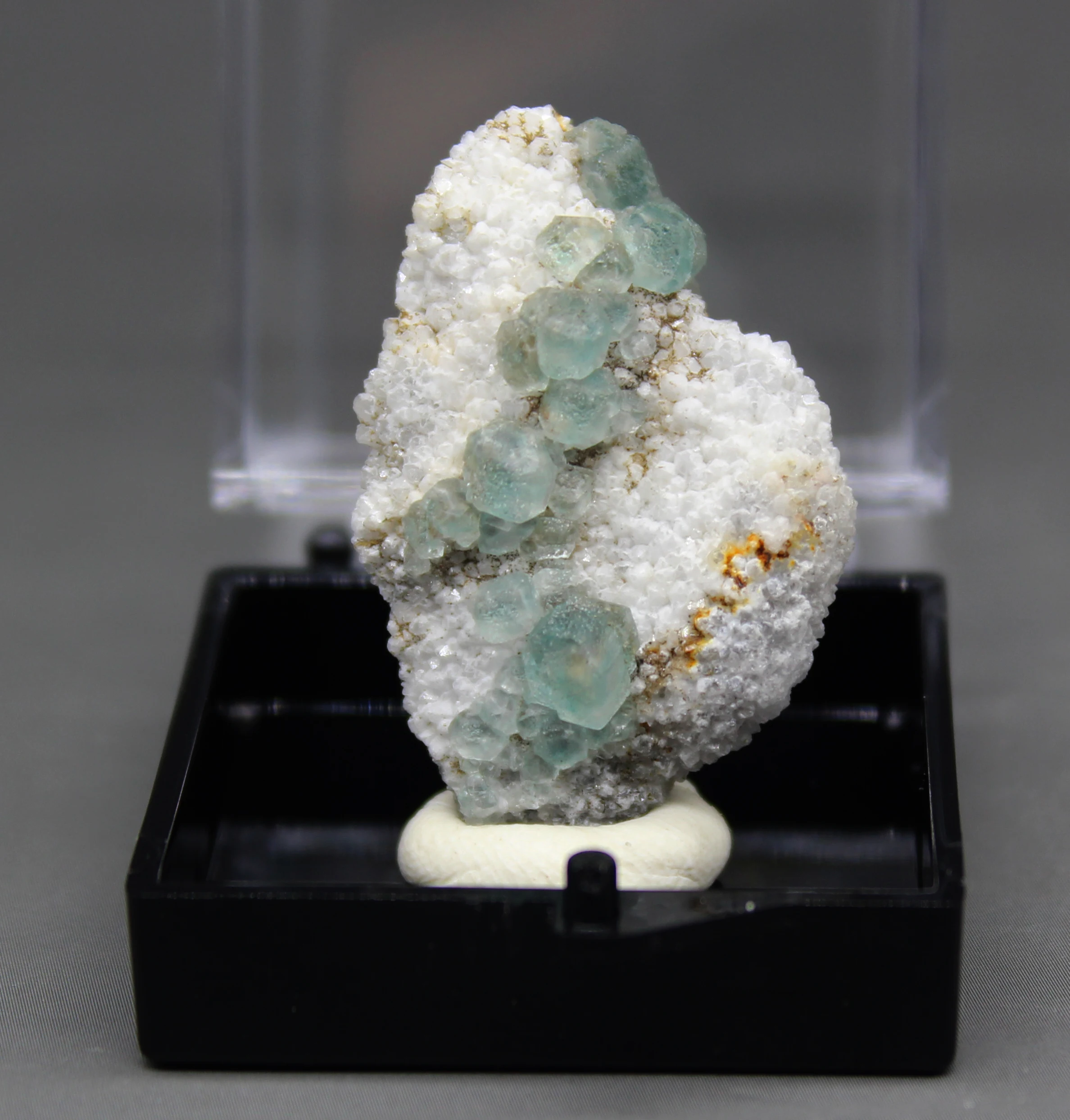 Natūralus retas QR kodą, mėlyna-žalia fluorito grupių mineralinių kristalų egzempliorių Akmenys ir kristalai dėžutės dydis 3.4 cm