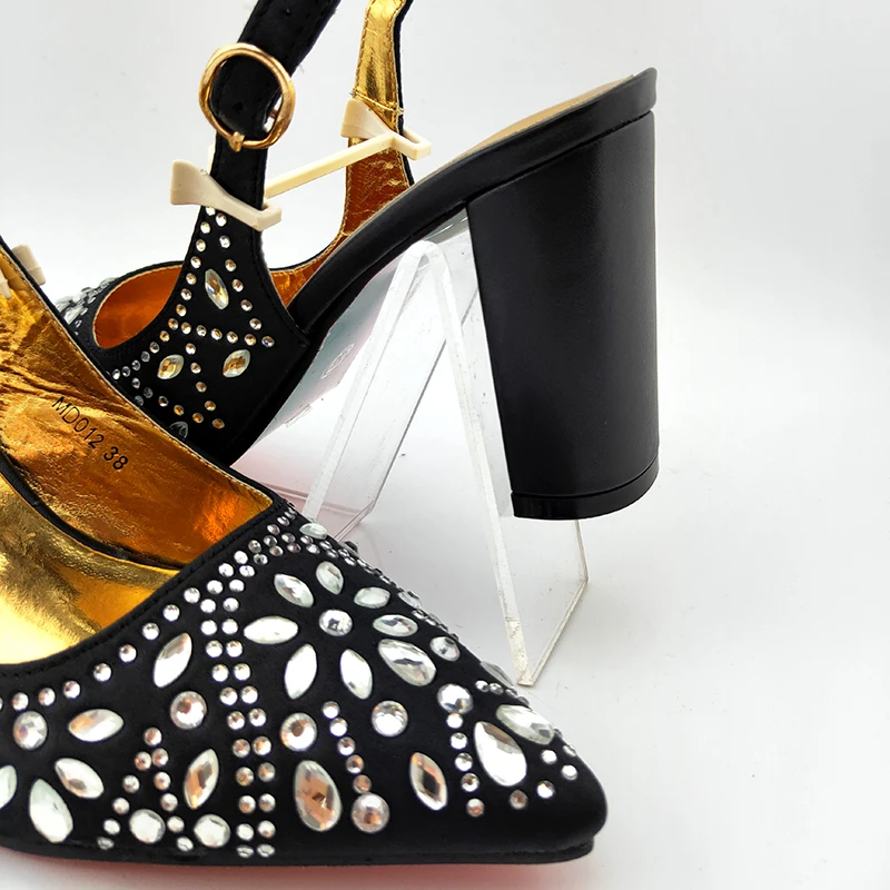 Juodos Spalvos Aukštos Kokybės italų dizaino Moteriški Bateliai ir Maišelį, kad Atitiktų 2019 Žiemos Specialaus Dizaino Aukštakulniai Patogūs Sandalai