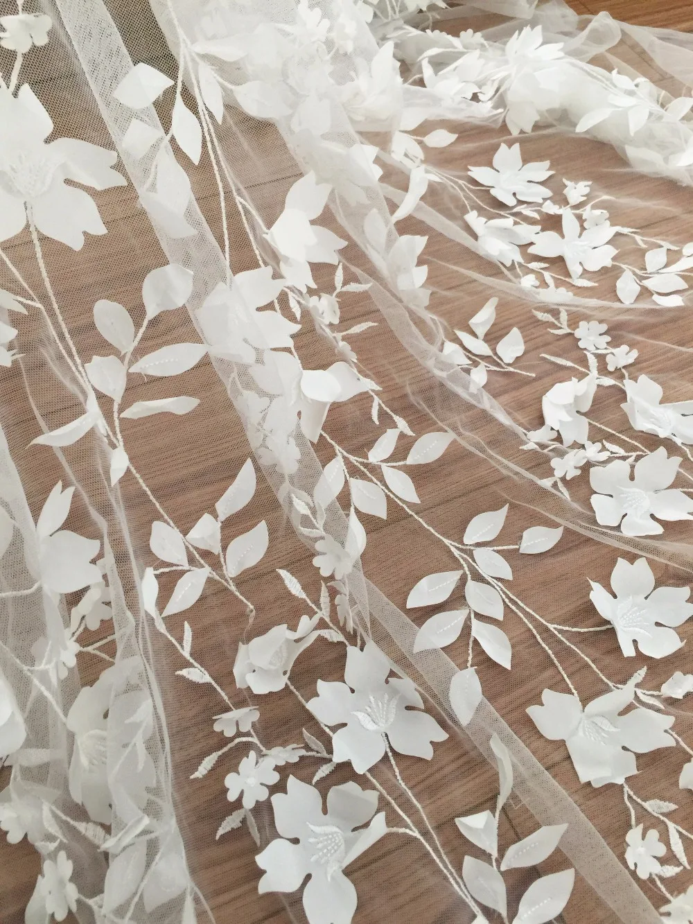 Išskirtinį Iliuzija 3D Lapų Nuotakos Suknelė Nėrinių Audinys , Gerai Padarė Ryškus Gėlių Siuvinėjimas Žiedų Audinio byYard Minkšta Balta